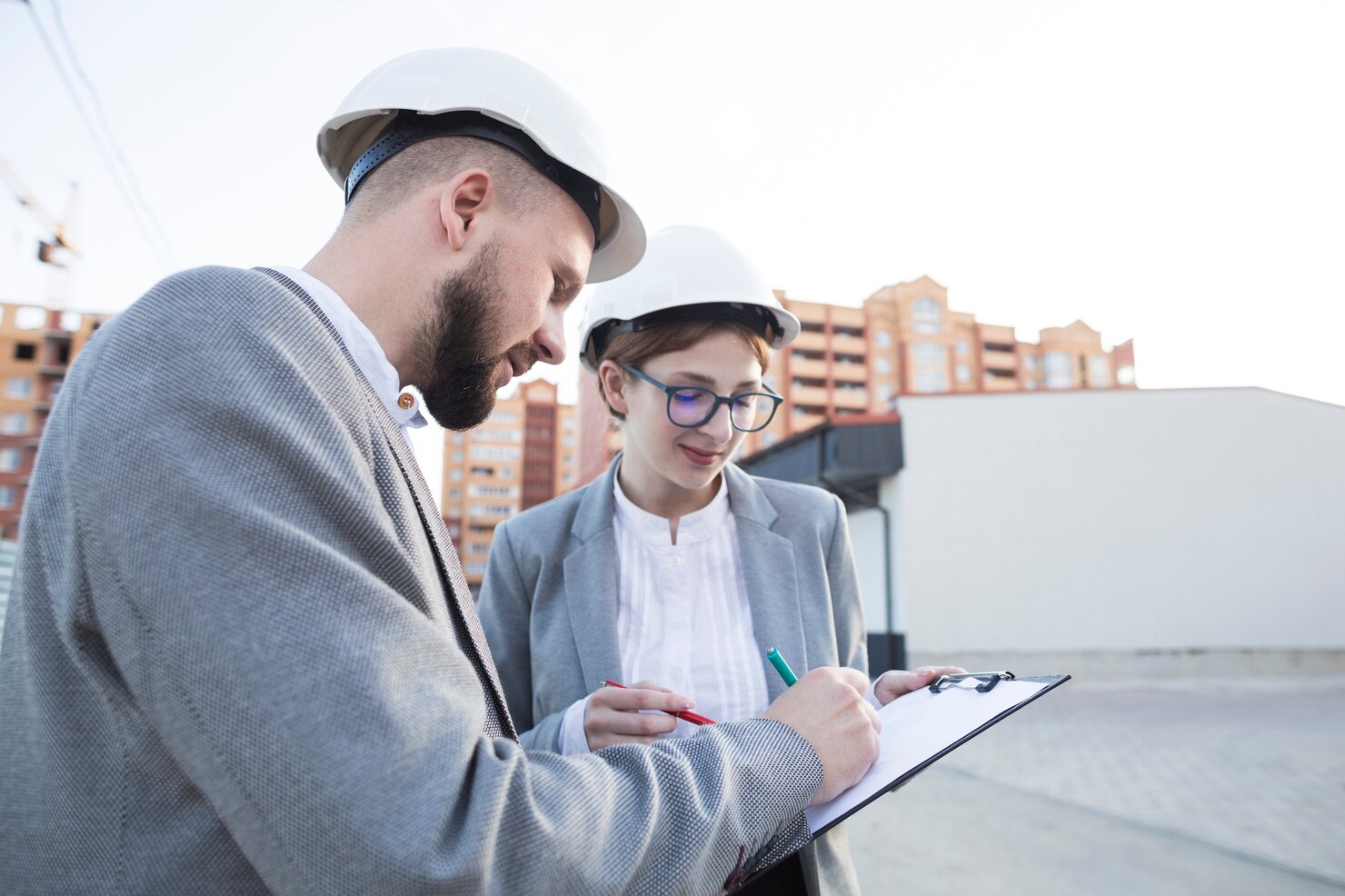 primer plano dos arquitectos trabajando juntos sitio construccion 23 2148203939